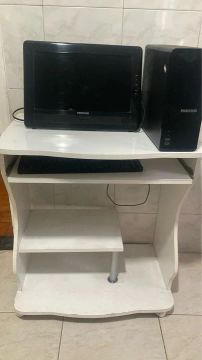 Mesa de Escritório Branca com Prateleira