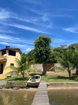    Casa com  Bela  vista da Lagoa em Maricá para finais de semana.