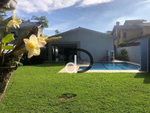 Deliciosa casa de praia térrea com 4 suítes a poucos passos do mar disponível para locação