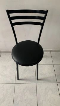 Cadeira de metal preta com assento estofado