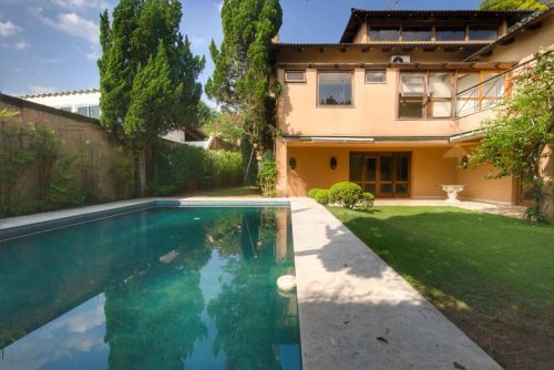 Casa tipo para venda com 4 quartos, sendo 3 suítes, 750m²