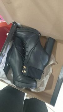 Botas pretas de cano alto