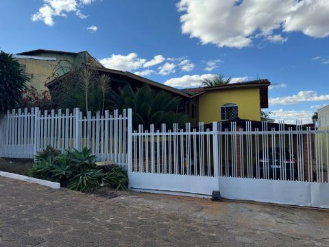 Barato !Casa 3 qts, 2 piscinas, armarios e sauna, Cond Village Alvorada 1
