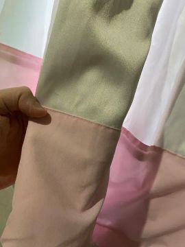 Cortina de janela rosa com branco.