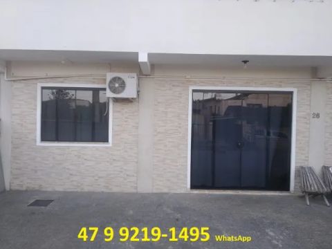 Bem pertinho do mar, na praia da Armação com 2 ou 3 quartos
