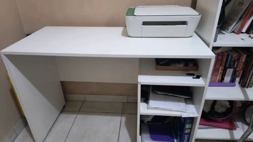 Mesa de Escritório Branca com Prateleira