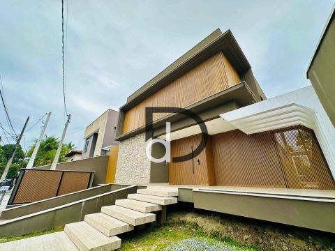 ? Casa nova com 06 suítes para locação na Riviera! ?