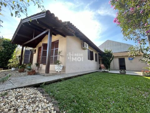 Casa de esquina à venda em Santa Cruz