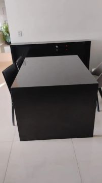 Mesa de Jantar Preta Moderna