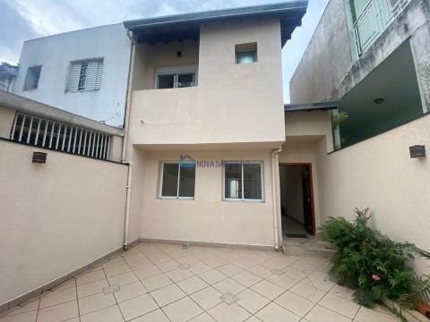Sobrado 155m² - 4 Dormitórios, 3 suítes - Com uma área privativa de 155 m², este imóvel é 