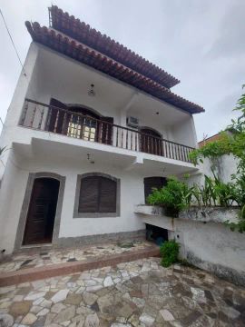 EXCELENTE CASA COM 05 QUARTOS (01 SUÍTE) E PISCINA.