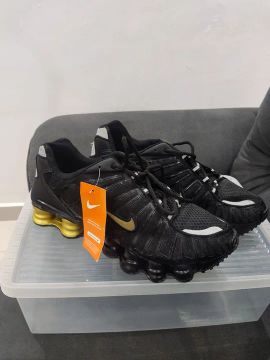 Nike Shox R4 Preto e Dourado