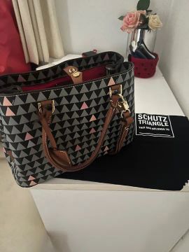 BOLSA TOTE LARA NEW TRIANGLE PRETA SCHUTZ