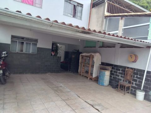 Casa com garagem e área externa no Queluz tel *