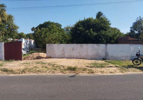 Aluga-se  amplo terreno murado com 1250m² (25x50m), localizado na Avenida Padre