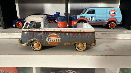 Johnny Lightning 1965 Volkswagen Type Combi Transporter Gulf Color Azul