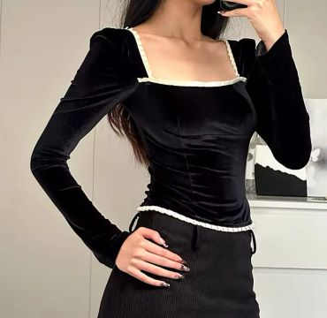 Blusa de Veludo com Decote Quadrado