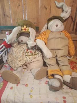 Par de coelhos de pelúcia decorativos