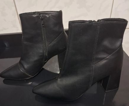 Botas pretas de salto alto