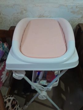 Vende-se trocador com banheira dentro, guarda-objetos embaixo