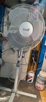 Ventilador de pé funcionando 