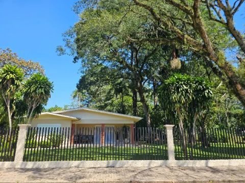 Sitio com duas casas