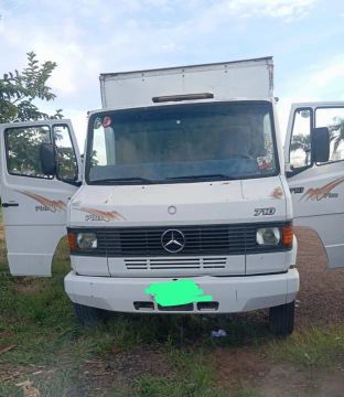 Caminhão Mercedes-Benz 710 - Baú