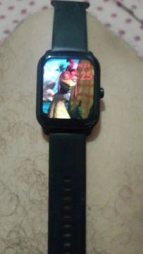 Smartwatch com tela colorida e design moderno