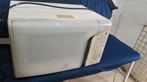 Vendo Microondas 31 litros tudo funcionando