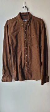 Camisa de botão marrom de algodão.