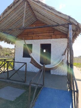 Chalé na  praia peito de moça/Luís Correia-Piauí com varanda e rede para relaxar