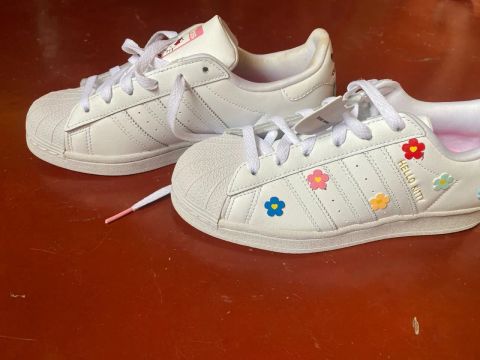 Tênis Adidas Superstar Hello Kitty - Branco