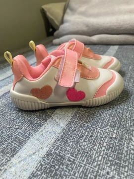 Tênis Infantil Rosa com Detalhes de Coração
