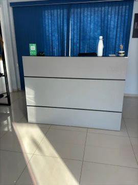 Mesa de escritório moderna em branco