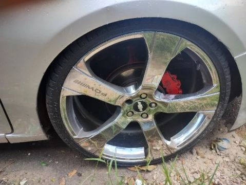 Vendo essa roda completa aro 22 de 5 furos 