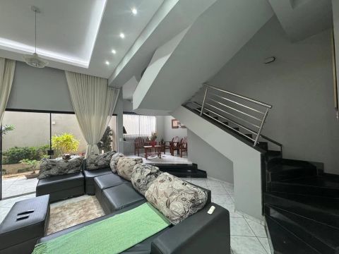 Casa com piscina para venda  