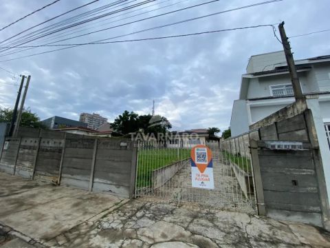Residência espaçosa na região do Jardim Carvalho!