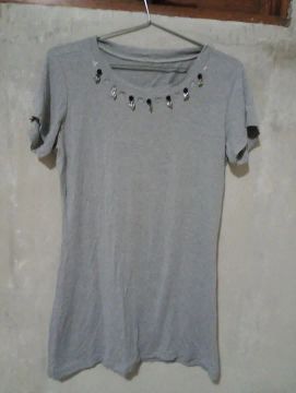 Camiseta cinza com detalhes