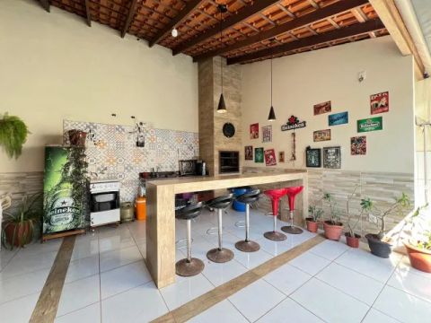 Casa 3 quartos (1 suíte), com edícula, piscina, churrasqueira e pronta para financiamento
