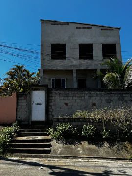 Vendo Casa com dois andares, garagem espaçosa.
