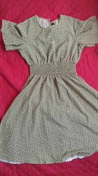Vestido feminino verde estampado com detalhes em renda, é fresco e leve