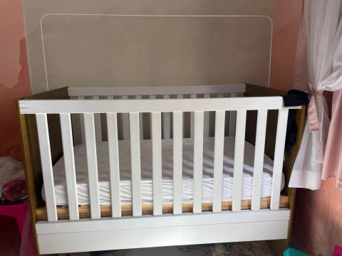 Berço de bebê branco e madeira