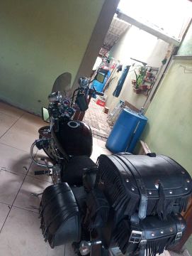 Moto Custom com Baús e Acessórios