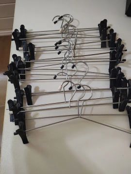 Cabides (18) cromados com presilha