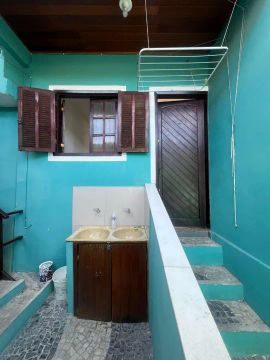 Alugo casa bem localizada