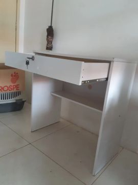 Escrivaninha branca com gaveta