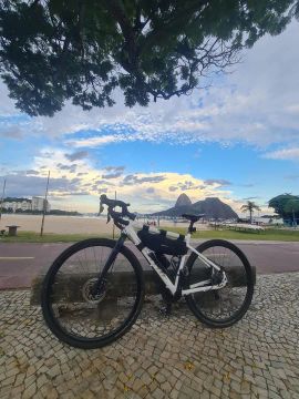 Bicicleta de estrada branca Gravel Show