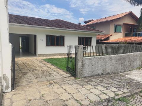 Linda casa com 3 quartos, e casa de caseiro.