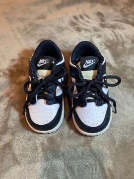 Tênis Nike Infantil - Tamanho 21 - Preto e Branco