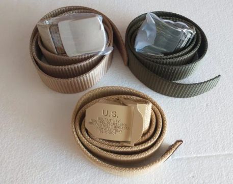 3 cintos com fivelas, 1 bege, 1 marrom, 1 verde 